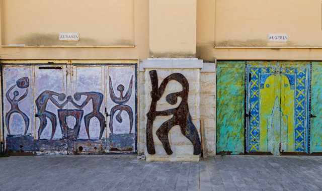 Bari, ci che rimane delle porte dell'Arena della Vittoria dipinte per i Giochi del Mediterraneo